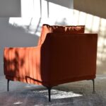 Butaca terciopelo rojo oscuro con patas metálicas negras VP Interiorismo