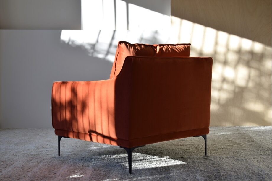 Butaca terciopelo rojo oscuro con patas metálicas negras VP Interiorismo