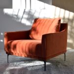 Butaca terciopelo rojo oscuro con patas metálicas negras
