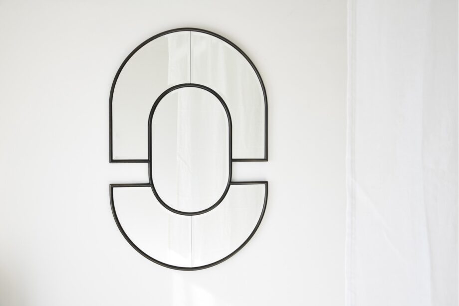 Espejo LEO decorativo con diseño negro ovalado