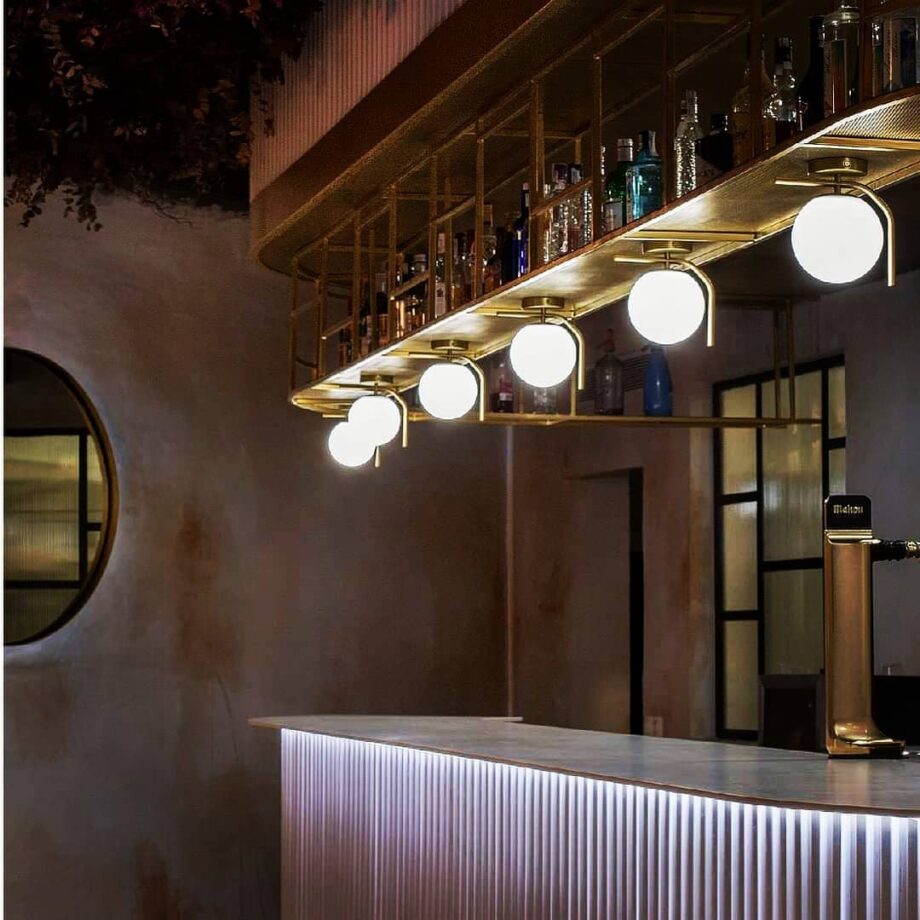 Aplique de pared MAUI con esfera opal mate con enfilaje oro viejo Acb Iluminación