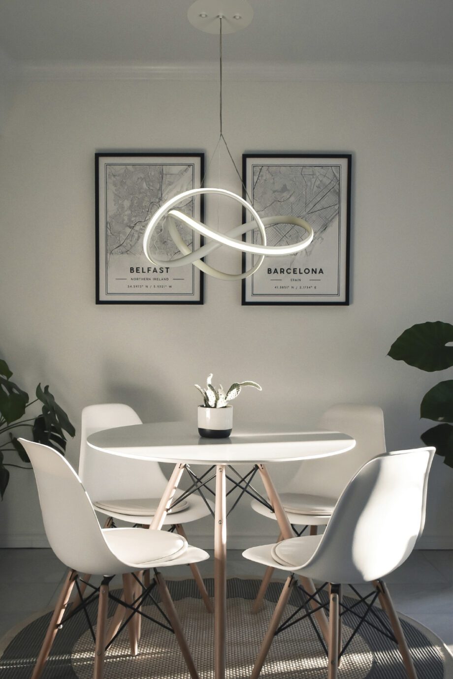 TAMAR: Lámpara looping blanca de 52w en luz neutra 4k,  Acontract-Luz. 53 x 48 x 120cm.