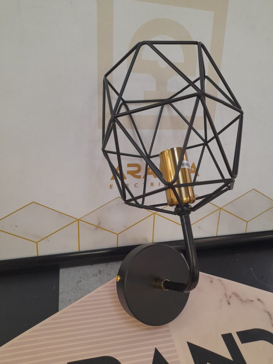 Aplique pared geométrico negro con detalle dorado en portalámparas E14