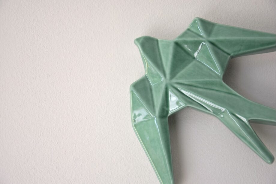 Escultura en ceramica, anduriña pajaro verde brillo mini 18cm, G4549V Vp Interiorismo.