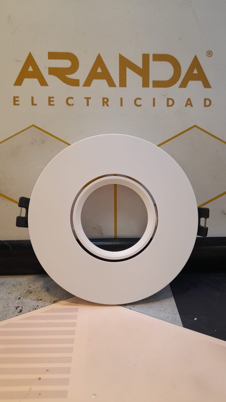 Aro empotrable blanco basculante para bombilla gu10 Led en PVC