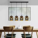 Lámpara en línea NARRI negra con cuatro colgantes geométricos interior oro y cristal