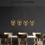 Lámpara en línea NARRI negra con cuatro colgantes geométricos interior oro y cristal