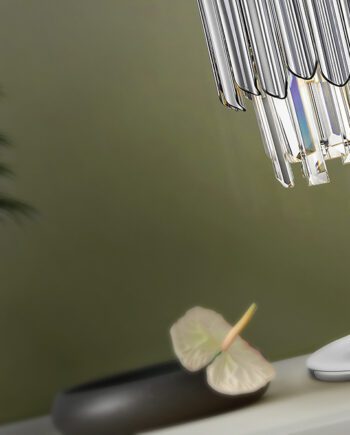 TIARA: Lámpara de sobremesa cromo con plaquetas de cristal y cromado.  605274 Schuller.  42 cm altura con 1 bombilla Led G9. STOCK EN TIENDA