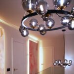 Lámpara ASTROS de aro redondo negro y cuero con 14 tulipas esferas con bombillas g9 Led Schuller