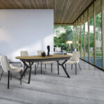 Silla DIANE tapizada blanca con pespuntes gris y patas negro mate Schuller