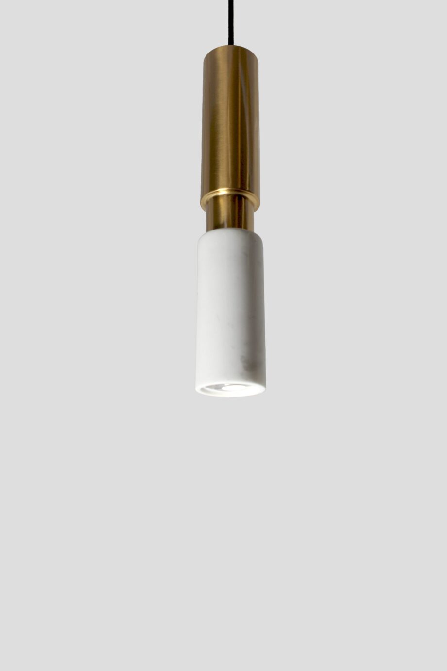 Colgante individual VAPE dorado con mármol blanco veteado