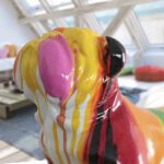 Figura OTTO perro bulldog blanco mediado de colores Schuller