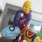 Figura HOMO hombre sentado mediana de colores Schuller