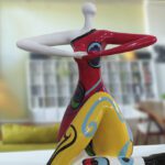 Figura FEMME mujer cruzada de piernas de colores Schuller