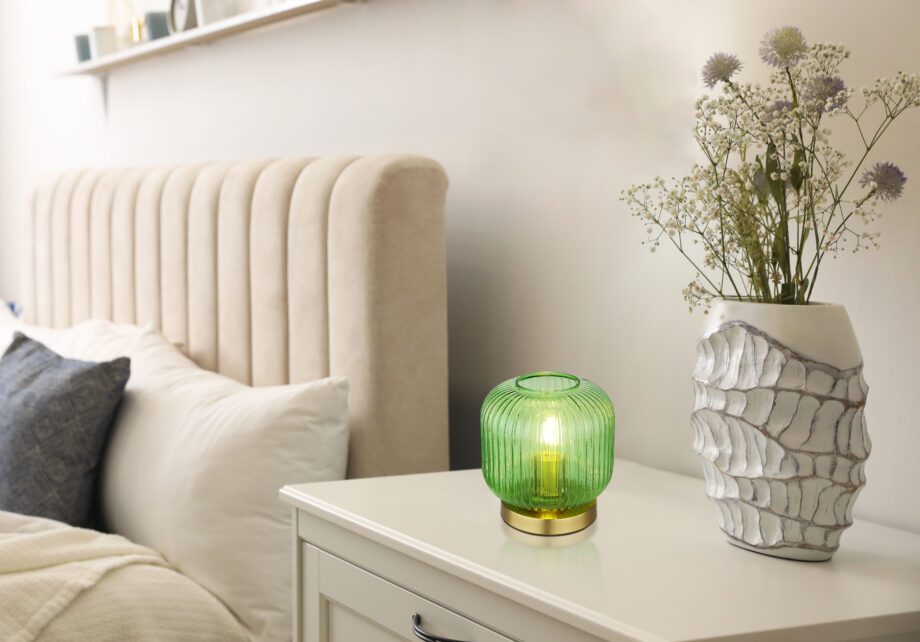 NORMAL: Sobremesa base dorada con tulipa de cristal verde, 15469T1 Globo Lighting. STOCK EN TIENDA