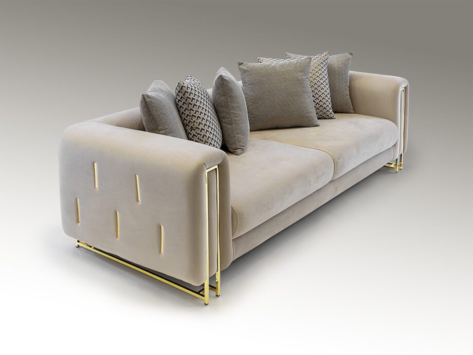 VIENA:  Sofá 3 plazas, tapizado en terciopelo beige  y oro, 8831033 Schuller. 255 x 105 cm.