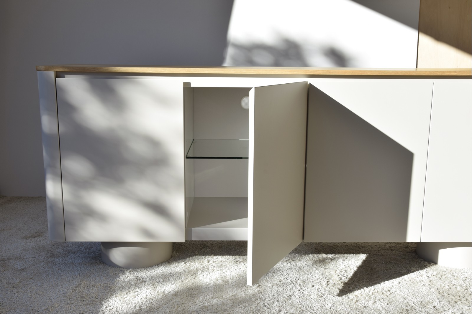 Aparador CILINDRO gris arena y tapa roble natural con 4 puertas VP Interiorismo