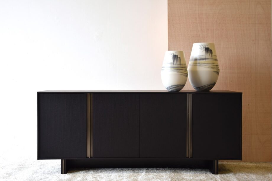Aparador roble teñido negro y oro envejecido con 4 puertas Vp Interiorismo