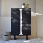 Armario CURVA de roble negro y arena mate con 2 puertas Vp Interiorismo.