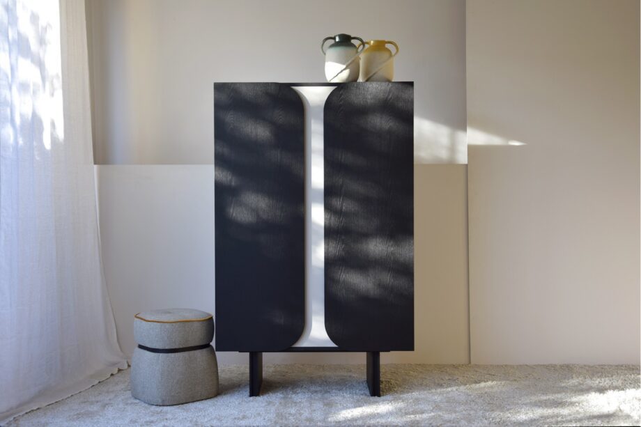 Armario CURVA de roble negro y arena mate con 2 puertas Vp Interiorismo.