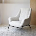 Butaca con respaldo alto mezclilla beige con patas metálicas negro mate VP Interiorismo