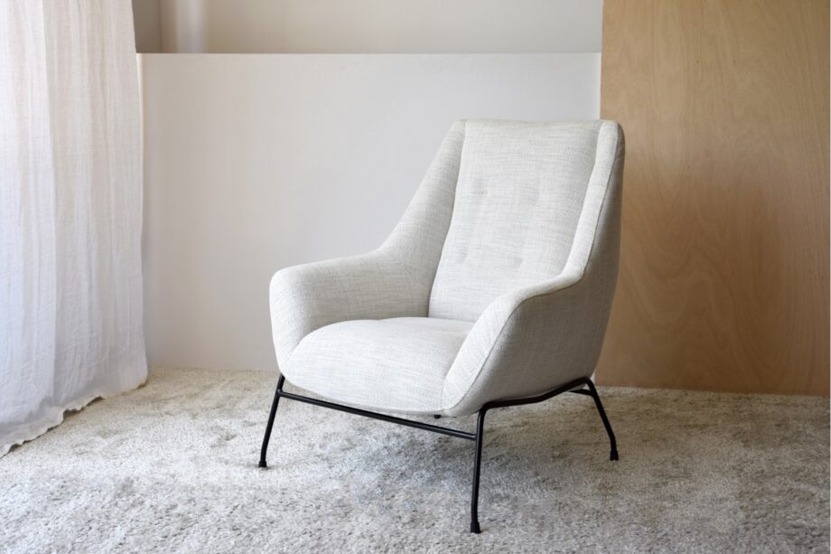 Butaca con respaldo alto mezclilla beige con patas metálicas negro mate VP Interiorismo