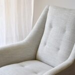 Butaca con respaldo alto mezclilla beige con patas metálicas negro mate VP Interiorismo