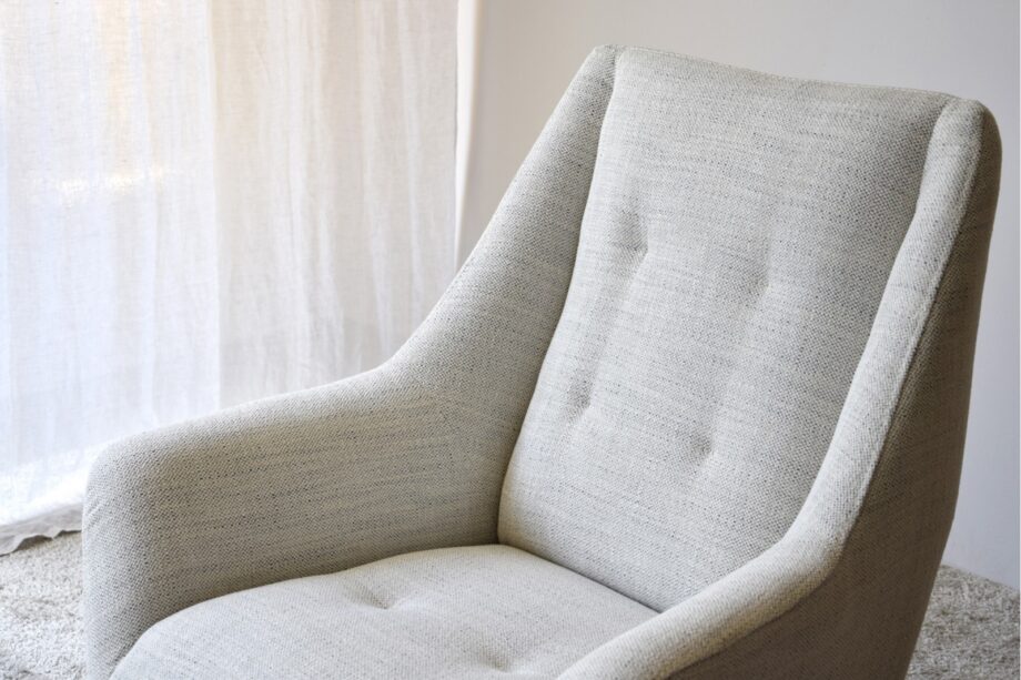 Butaca con respaldo alto mezclilla beige con patas metálicas negro mate VP Interiorismo
