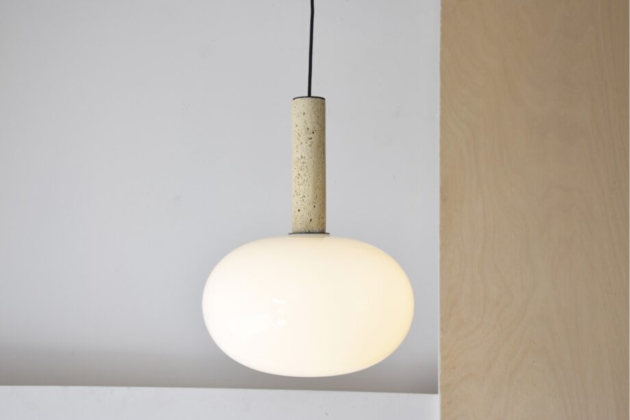 Lámpara de techo FORMAS colgante cristal y mármol travertino oval horizontal Vp Interiorismo