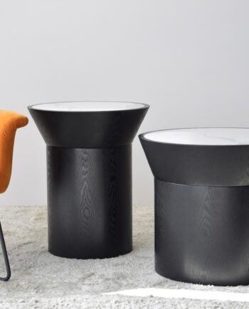 Mesa auxiliar NEDA BAJA madera fresno natural teñido negro con tapa cerámica acabado mármol veteado