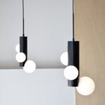 Lámpara POMPA de techo colgante negro de 3 bolas opal con cable negro Vp Interiorismo
