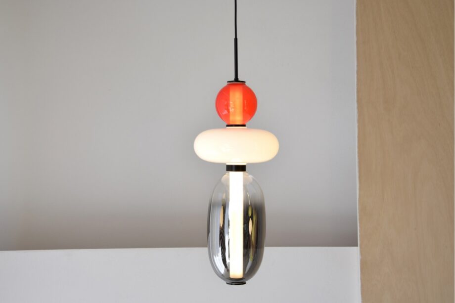 RACIMO: Lámpara de techo colgantes vidrio rojo, 16W Led, 34MR23001 Vp Interiorismo.