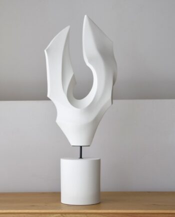 Escultura VENTO de cerámica blanco roto mate