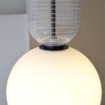 Lámpara BOLA de techo colgante cristal transparente y bola opal con cable negro Vp Interiorismo