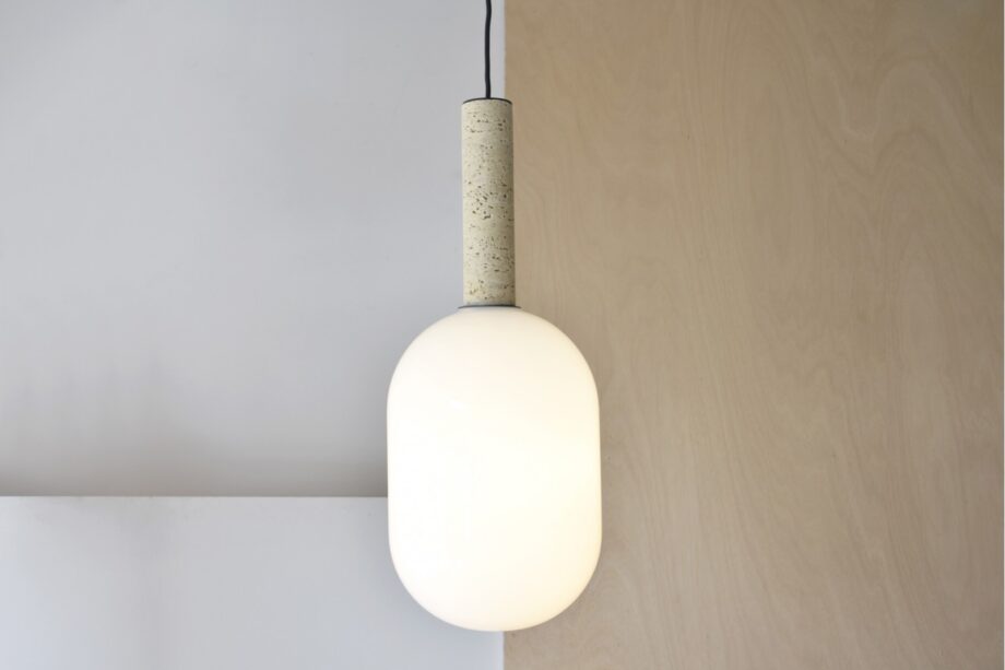 Lámpara de techo FORMAS colgante cristal oval y mármol travertino Vp Interiorismo