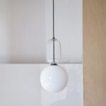 Lámpara BOLA de techo colgante cristal transparente y bola opal con cable negro Vp Interiorismo