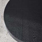 Mesa auxiliar MOCCA de madera fresno natural teñido negro VP Interiorismo