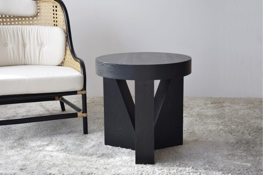 Mesa auxiliar MOCCA de madera fresno natural teñido negro VP Interiorismo