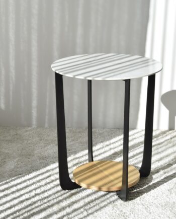 Mesa auxiliar N17 mármol cerámico roble natural y metal negro