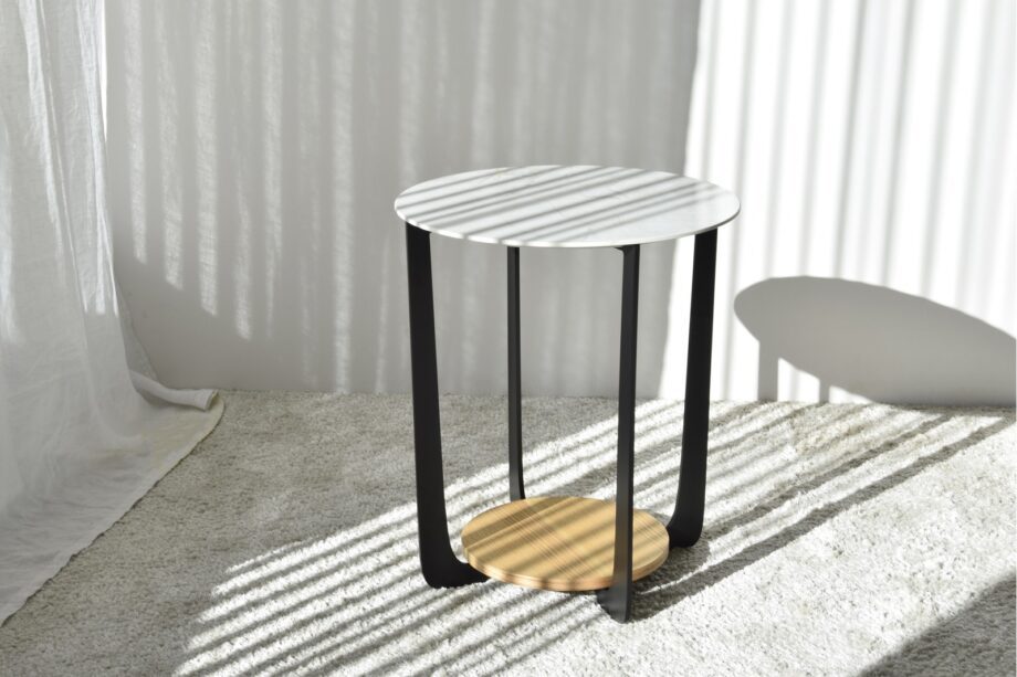 Mesa auxiliar N17 mármol cerámico roble natural y metal negro