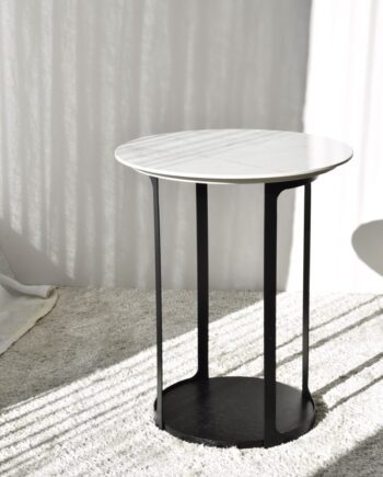 Mesa auxiliar N30 cerámico tonos blancos y grises de base roble y metal negro