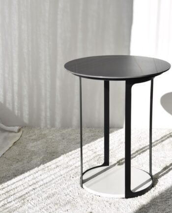 Mesa auxiliar N30 piedra sinterizada con base gris arena y metal negro
