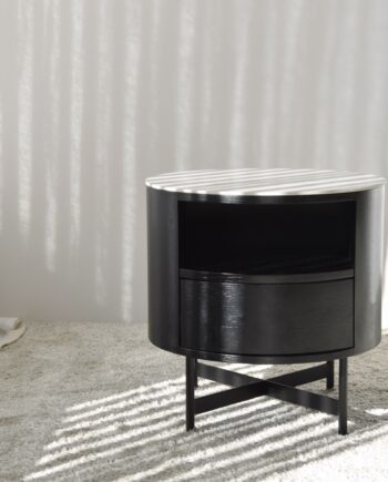 Mesa auxiliar N55 cerámico tonos blancos rechapado en roble negro con práctico cajón y metal negro