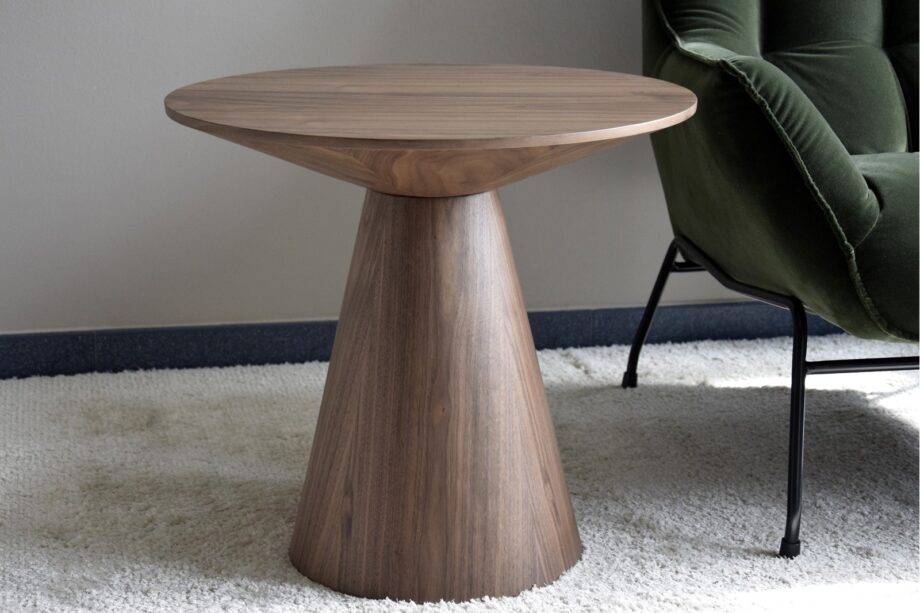 Mesa auxiliar redonda en nogal, 34AC652W Vp Interiorismo. 60 x 55 cm.