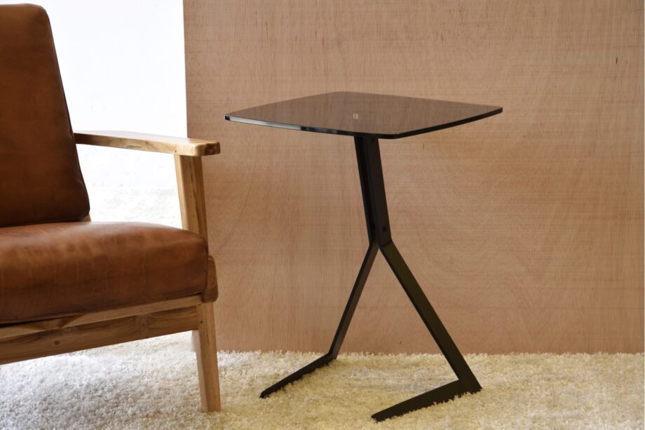 Mesa auxiliar metal y vidrio templado