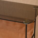 Mesa auxiliar revistero metal y vidrio templado, 34AD556 Vp Interiorismo. 70 x 38 x 59 cm.