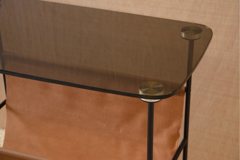 Mesa auxiliar revistero metal y vidrio templado, 34AD556 Vp Interiorismo. 70 x 38 x 59 cm.