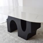 Mesa de comedor oval PETRA tapa cerámica y patas fresno negras