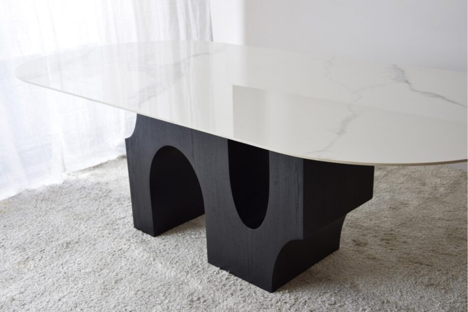 Mesa de comedor oval PETRA tapa cerámica y patas fresno negras