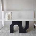 Mesa de comedor oval PETRA tapa cerámica y patas fresno negras